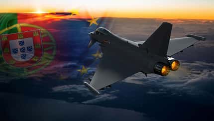 Eurofighter, Portugal Eurofighter im Flug vor portugiesischer Flagge (Computergrafik)