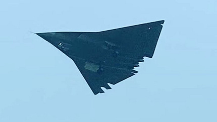 Chengdu, J-36 Nurflügel-Jet im Flug von unten