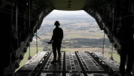 A400M Soldat vor offener Laderampe im Flug