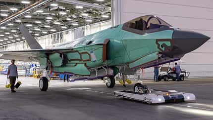 Die erste finnische F-35 Lightning II rollt aus dem Hangar des Werks in Fort Worth, Texas. Die erste finnische F-35 Lightning II rollt aus dem Hangar des Werks in Fort Worth, Texas.