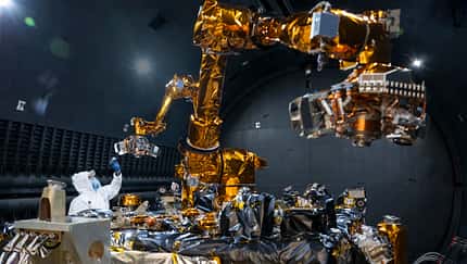 Ingenieur Steven Butcher inspiziert die RSGS-Nutzlast nach Tests