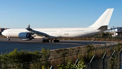 Die vier A340-642 der Rayoni Tourism Airline, darunter die YQ-YAQ (ehemals HS-TNA bei Thai Airways), die im Oktober 2025 noch immer auf dem internationalen Flughafen Taiyuan Wusu in China eingelagert waren, warteten auf ihren Flug in den Iran. Die vier A340-642 der Rayoni Tourism Airline, darunter die YQ-YAQ (ehemals HS-TNA bei Thai Airways), die im Oktober 2025 noch immer auf dem internationalen Flughafen Taiyuan Wusu in China eingelagert waren, warteten auf ihren Flug in den Iran.