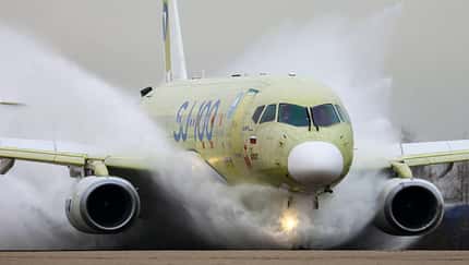 Russischer Regionaljet absolviert Wassertests