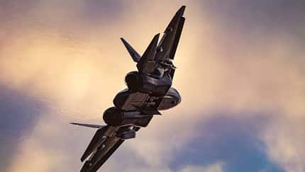 Eine russische Su-57 im Flug.