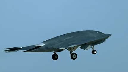 GJ-11, China, Sharp Sword Chinesische Drohne fliegt vor blauem Himmel.