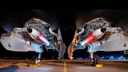B61-12, Atombombe, nuklear, Sandia, F-35, Lightning Zwei B61-12-Atombomben im Waffenschacht einer F-35 bei Nacht