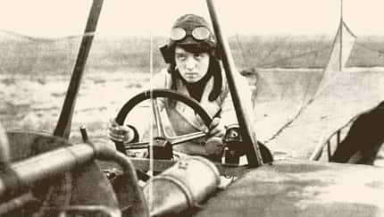 Luftfahrtpionierin Melli Beese in ihrem Flugzeug Rumpler-Taube 1911