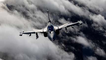 Gripen E, Saab Ein Kampfjet in der Luft über den Wolken, Frontalansicht.