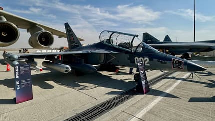 Jak-130, Dubai Airshow Eine modernisierte Jak-130 steht auf einem Flugfeld bei der Dubai Airshow.
