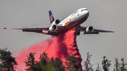 Löschflugzeug DC-10 im Einsatz gegen Waldbrände. 