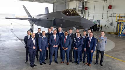 In Dallas besuchte der deutsche Staatssekretär Nils Hilmer das Lockheed-Martin-Werk und unterzeichnete die Grundmauer für die erste in Deutschland produzierte F-35A. 