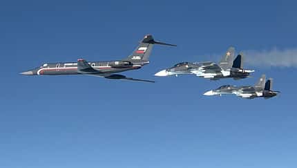 Tupolew Tu-134A-4 "Black Pearl" mit zwei Su-30SM über dem Baltikum