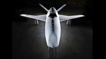 Northrop Grumman, Talon, CCA Fluggerät in dunklem Hangar von oben gesehen