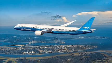 Boeing, Charleston, Endmontage, Mitarbeiter, Factory, Boeing 787, Fertigung, Charleston International Airport Boeing 787-10 im Flug über Charleston