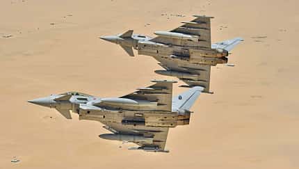 Zwei Eurofighter der italienischen Luftwaffe im Flug über Kuwait