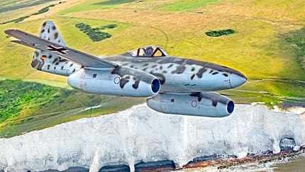 Messerschmitt Me 262 im Flug über Klippen 