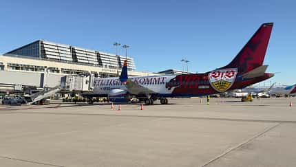 Boeing 737 Max 8 von Sun Express landet erstmals mit VfB-Sonderlackierung in Stuttgart. 