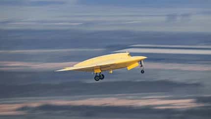 Eine gelblackierte Drohne bei ihrem Erstflug in China. Eine gelblackierte Drohne bei ihrem Erstflug in China.