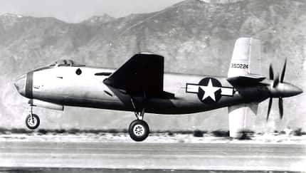 Douglas XB-42 nach dem Abheben von der Seite