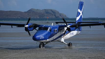 Landung am Strand von Barra mit der Twin Otter von Loganair. 