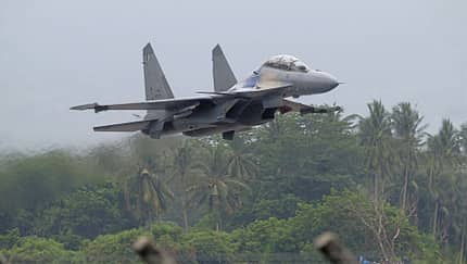 Eine Suchoi Su-30MKM der Luftstreitkräfte Malaysias im Tiefflug