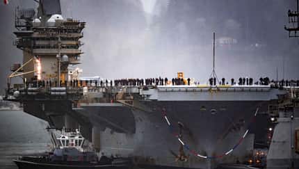 USS Nimitz Flugzeugträger von vorne mit Matrosen an Deck