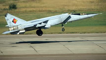 MiG-25 Doppelsitzer nach dem Abheben über der Startbahn