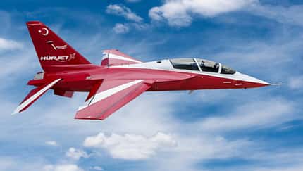 Rot-lackierter Hürjet des türkischen Konzerns Türk Havacılık ve Uzay Sanayii.