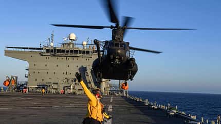 Hubschrauber der US Army  landet auf Schiff