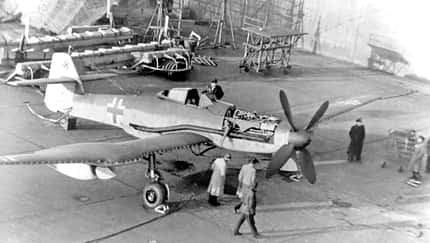 Die im Dezember 1944 fertiggestellte BV 155 V1 in einem Hangar