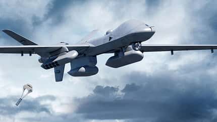 MQ-9B SeaGuardian im Flug wirft Sonarboje ab