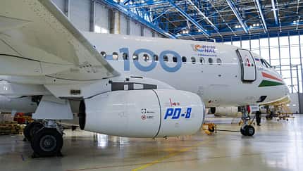 Russischer Superjet SJ-100 mit indischer Flagge.