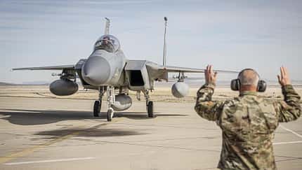 F-15D der Oregon National Guard bei ihrer Ankunft im Armstrong Flight Research Center der NASA.