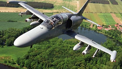 Tschechisches Kampfflugzeug L-159 im Flug.