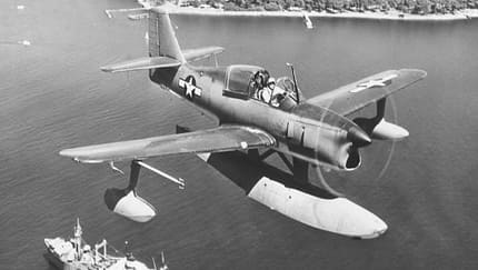 Edo XOSE-1 im Flug über Gewässer