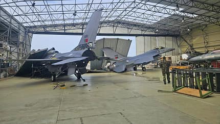Von herabgestürzten Hangarteilen demolierte F-16 in Portugal (Monte Real), nach dem Wintersturm "Kristin". Von herabgestürzten Hangarteilen demolierte F-16 in Portugal (Monte Real), nach dem Wintersturm "Kristin".