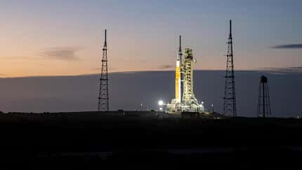 Die Rakete Artemis II Space Launch System (SLS) der NASA und das Raumschiff Orion werden am Samstag, dem 17. Januar 2026, im Launch Complex 39B im Kennedy Space Center der NASA in Florida von Scheinwerfern beleuchtet.