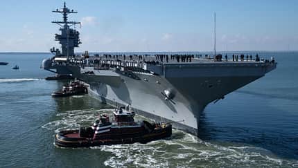 USS John F. Kennedy, CVN-79, Flugzeugträger, US Navy USS John F. Kennedy auf dem Meer Ansicht von vorne