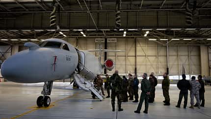 EA-37B Compass Call im Hangar mit Soldaten