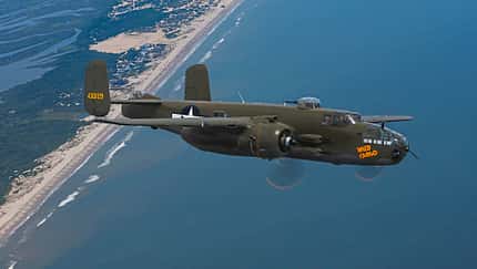 North American B-25 J Mitchell "Wild Cargo" über den Stränden von Virginia Beach fotografiert