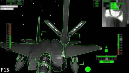 F-15 wird bei Nacht in der Luft betankt Computersicht