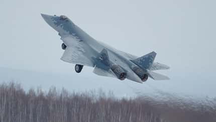 Neue Lieferung fabrikneuer Su-57 für die russische Luftwaffe - Start auf verschneitem Flugplatz. 