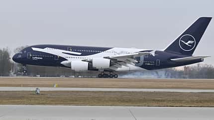 Lufthansa Jubiläums-A380 landet mit Riesenkranich