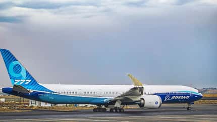 Boeing 777-9 fliegt mit künstlich vereistem Flügel