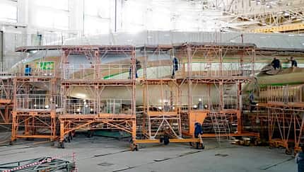 In der Lackierhalle des Flugzeugwerks Woronesch wird eine neue Il-96-300 lackiert.