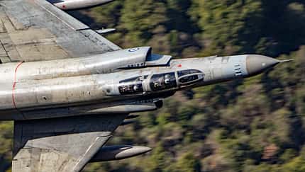 Kampfjets aus Griechenland und Frankreich beim Tiefflug durch die Vouraikos-Schlucht in Griechenland.