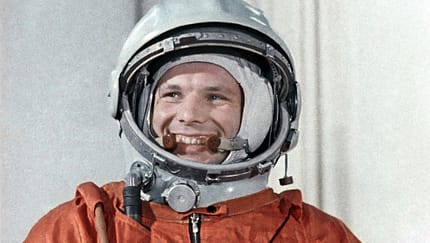 Juri Gagarin Kosmonaut Juri Gagarin nach seinem ersten Flug ins All im Raumanzug.