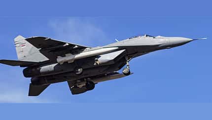 Serbische MiG-29 mit Marschflugkörper CM-400AKG aus China unterm Flügel.