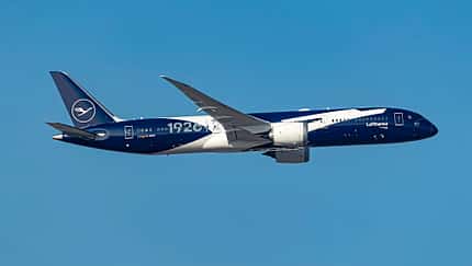 Lufthansa, Airline, Deutsche Lufthansa AG, Boeing 787-9, Sonderlackierung, 100 Jahre Lufthansa Boeing 787-9 der Lufthansa mit 100-Jahre-Sonderlackierung beim Überflug des Frankfurter Flughafens