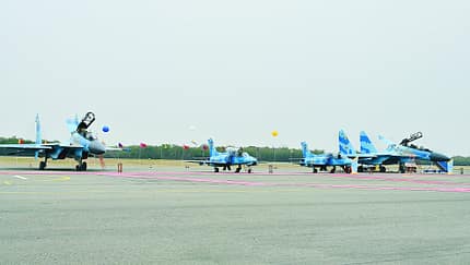 Suchoi Su-30 und K-8W bei ihrer Einweihungszeremonie am 12. März 2026.